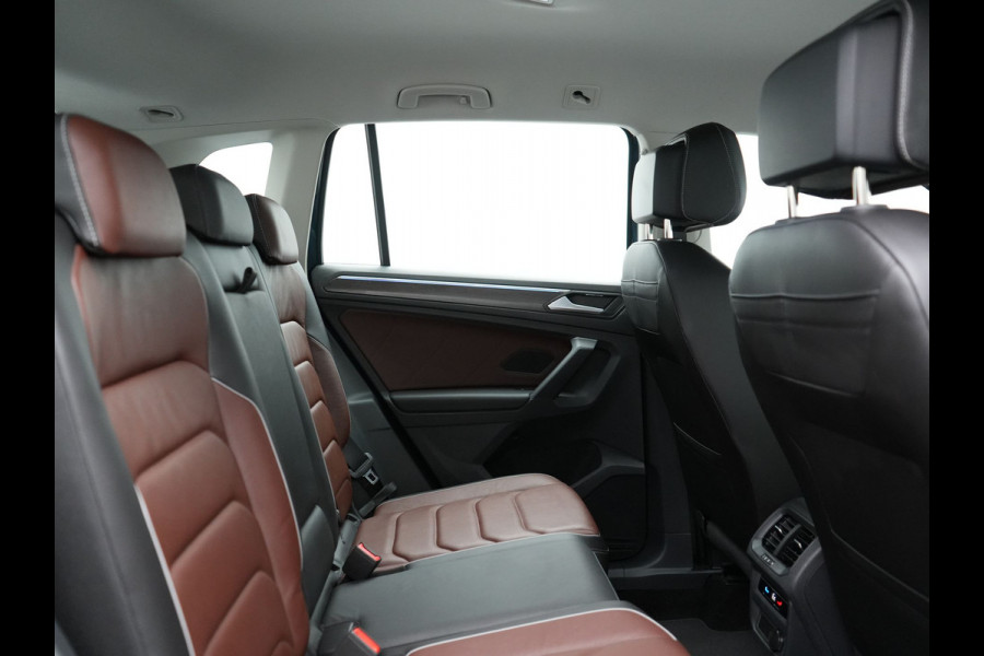 Volkswagen Tiguan 1.4 TSI eHybrid Elegance PHEV 245pk Dealer O.H. | Trekhaak Af Fabriek | Adaptive Cruise | IQ Light | Camera | Lederen Comfortzetels Memory & Verwarmd | Sfeerverlichting | Apple Carplay | Stuur Verwarmd | Navigatie | DAB | Plug In Hybrid |