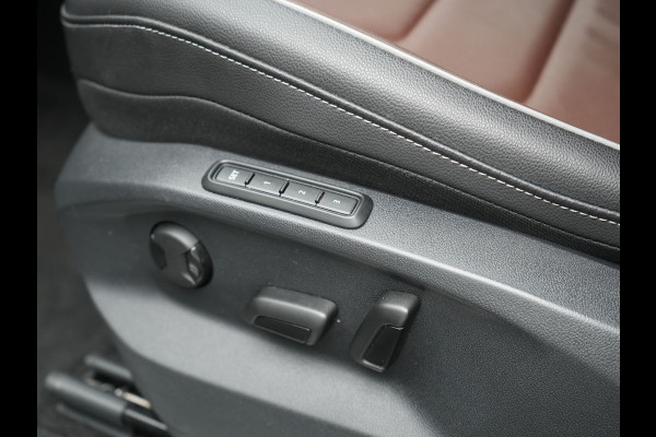 Volkswagen Tiguan 1.4 TSI eHybrid Elegance PHEV 245pk Dealer O.H. | Trekhaak Af Fabriek | Adaptive Cruise | IQ Light | Camera | Lederen Comfortzetels Memory & Verwarmd | Sfeerverlichting | Apple Carplay | Stuur Verwarmd | Navigatie | DAB | Plug In Hybrid |