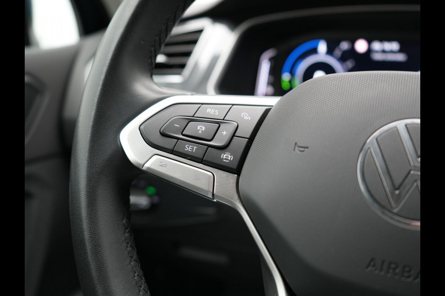 Volkswagen Tiguan 1.4 TSI eHybrid Elegance PHEV 245pk Dealer O.H. | Trekhaak Af Fabriek | Adaptive Cruise | IQ Light | Camera | Lederen Comfortzetels Memory & Verwarmd | Sfeerverlichting | Apple Carplay | Stuur Verwarmd | Navigatie | DAB | Plug In Hybrid |