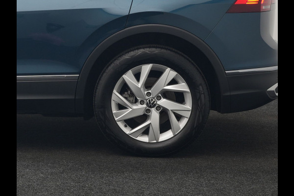 Volkswagen Tiguan 1.4 TSI eHybrid Elegance PHEV 245pk Dealer O.H. | Trekhaak Af Fabriek | Adaptive Cruise | IQ Light | Camera | Lederen Comfortzetels Memory & Verwarmd | Sfeerverlichting | Apple Carplay | Stuur Verwarmd | Navigatie | DAB | Plug In Hybrid |