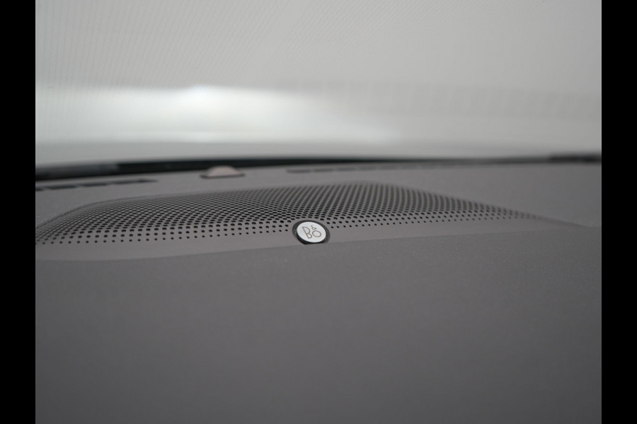 Ford Kuga 2.5 Vignale PHEV 225pk Dealer O.H | Panodak | Head Up | Bang & Olufsen Sound | Adaptive Cruise | 360 Camera | Lederen Sportstoelen Memory & Verwarmd | Keyless | Pilot Assist | Blis | Apple Carplay | Navigatie | Virtual | DAB  | Plug In Hybrid |