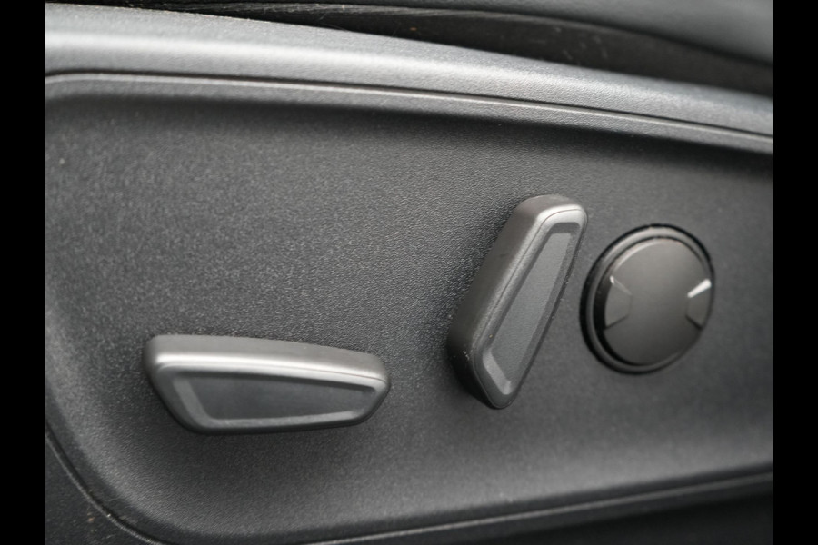 Ford Kuga 2.5 Vignale PHEV 225pk Dealer O.H | Panodak | Head Up | Bang & Olufsen Sound | Adaptive Cruise | 360 Camera | Lederen Sportstoelen Memory & Verwarmd | Keyless | Pilot Assist | Blis | Apple Carplay | Navigatie | Virtual | DAB  | Plug In Hybrid |