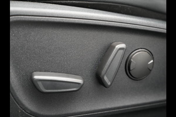 Ford Kuga 2.5 Vignale PHEV 225pk Dealer O.H | Panodak | Head Up | Bang & Olufsen Sound | Adaptive Cruise | 360 Camera | Lederen Sportstoelen Memory & Verwarmd | Keyless | Pilot Assist | Blis | Apple Carplay | Navigatie | Virtual | DAB  | Plug In Hybrid |