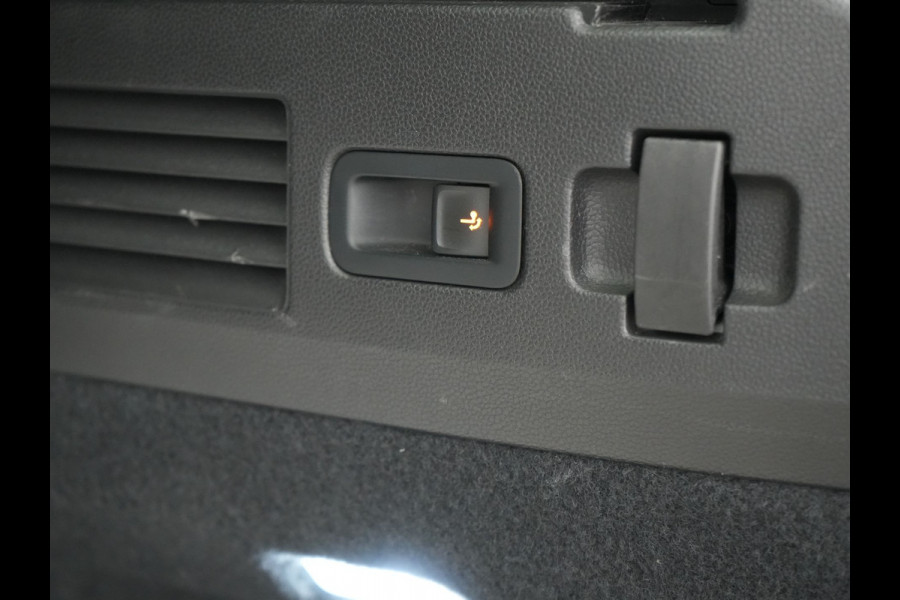 Volkswagen Arteon Shooting Brake 1.4 TSI eHybrid R-Line PHEV 218pk Dealer O.H. | Trekhaak Af Fabriek | Adaptive Cruise | Lederen Sportstoelen Memory & Massage | Keyless | Apple Carplay | Stoelverwarming | Navigatie | DAB | Plug In Hybrid |