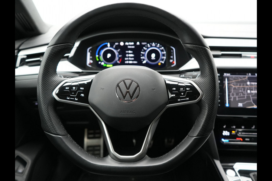 Volkswagen Arteon Shooting Brake 1.4 TSI eHybrid R-Line PHEV 218pk Dealer O.H. | Trekhaak Af Fabriek | Adaptive Cruise | Lederen Sportstoelen Memory & Massage | Keyless | Apple Carplay | Stoelverwarming | Navigatie | DAB | Plug In Hybrid |