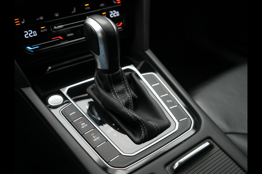 Volkswagen Arteon Shooting Brake 1.4 TSI eHybrid R-Line PHEV 218pk Dealer O.H. | Trekhaak Af Fabriek | Adaptive Cruise | Lederen Sportstoelen Memory & Massage | Keyless | Apple Carplay | Stoelverwarming | Navigatie | DAB | Plug In Hybrid |