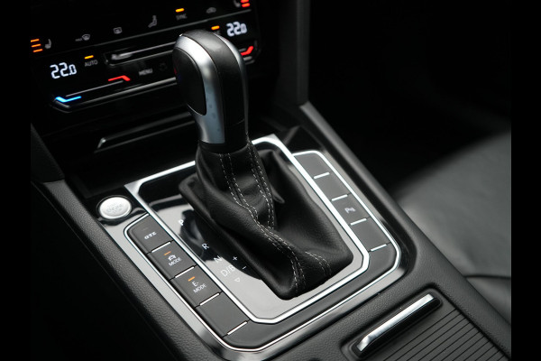 Volkswagen Arteon Shooting Brake 1.4 TSI eHybrid R-Line PHEV 218pk Dealer O.H. | Trekhaak Af Fabriek | Adaptive Cruise | Lederen Sportstoelen Memory & Massage | Keyless | Apple Carplay | Stoelverwarming | Navigatie | DAB | Plug In Hybrid |