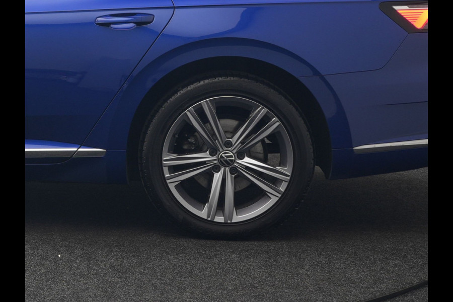 Volkswagen Arteon Shooting Brake 1.4 TSI eHybrid R-Line PHEV 218pk Dealer O.H. | Trekhaak Af Fabriek | Adaptive Cruise | Lederen Sportstoelen Memory & Massage | Keyless | Apple Carplay | Stoelverwarming | Navigatie | DAB | Plug In Hybrid |