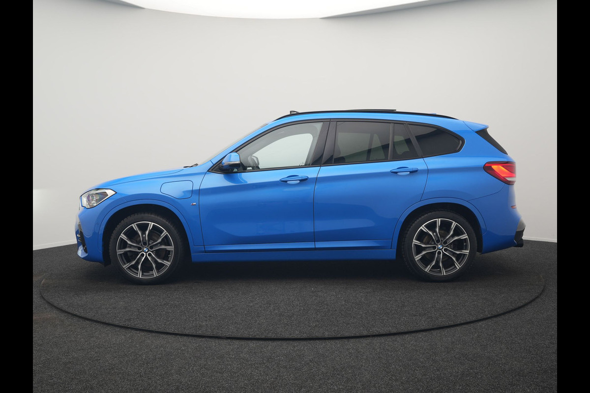 BMW X1 xDrive25e M Sport PHEV 221pk Dealer O.H | Trekhaak Afn. | Panodak | Camera | Sportstoelen & Sportstuur Verwarmd | Hifi Audio | Cruise Control | Sfeerverlichting | Navigatie | DAB | 19"L.M | Plug In Hybrid |