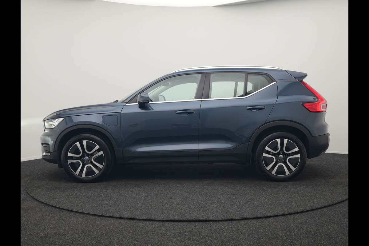 Volvo XC40 T4 Recharge Inscription 211pk PHEV Dealer O.H. | Trekhaak Af Fabriek | Adaptive Cruise | 360 Camera | Lederen Sportstoelen Memory & Verwarmd | Stuur Verwarmd | Apple Carplay | Keyless | Blis | Navigatie | DAB | Plug In Hybrid