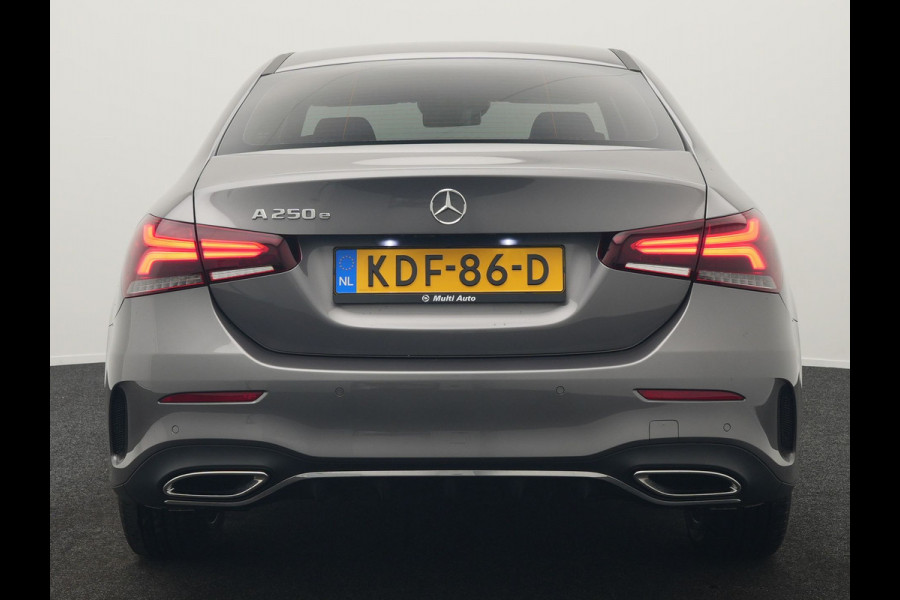 Mercedes-Benz A-Klasse 250 e AMG Line PHEV 218pk Dealer O.H. | Adaptive Cruise | Multi Beam LED | Camera | Sfeerverlichting | Lederen Sportstoelen Verwarmd | Widescreen Navi | Apple Carplay | Keyless | Blis | Navigatie | DAB | Plug In Hybrid |