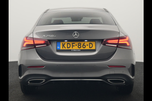 Mercedes-Benz A-Klasse 250 e AMG Line PHEV 218pk Dealer O.H. | Adaptive Cruise | Multi Beam LED | Camera | Sfeerverlichting | Lederen Sportstoelen Verwarmd | Widescreen Navi | Apple Carplay | Keyless | Blis | Navigatie | DAB | Plug In Hybrid |