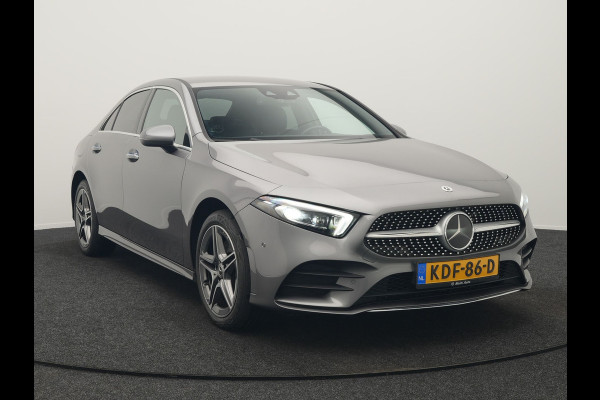 Mercedes-Benz A-Klasse 250 e AMG Line PHEV 218pk Dealer O.H. | Adaptive Cruise | Multi Beam LED | Camera | Sfeerverlichting | Lederen Sportstoelen Verwarmd | Widescreen Navi | Apple Carplay | Keyless | Blis | Navigatie | DAB | Plug In Hybrid |