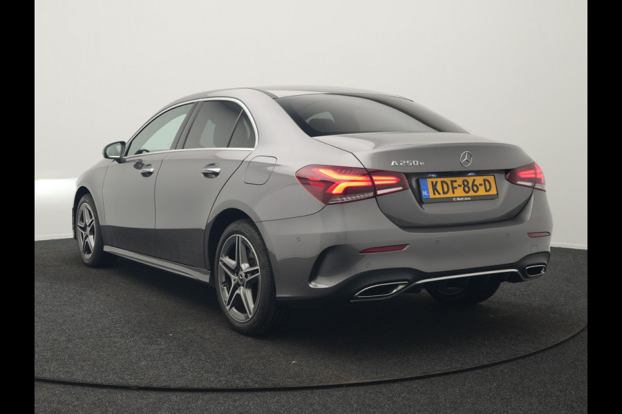 Mercedes-Benz A-Klasse 250 e AMG Line PHEV 218pk Dealer O.H. | Adaptive Cruise | Multi Beam LED | Camera | Sfeerverlichting | Lederen Sportstoelen Verwarmd | Widescreen Navi | Apple Carplay | Keyless | Blis | Navigatie | DAB | Plug In Hybrid |