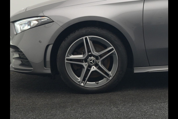 Mercedes-Benz A-Klasse 250 e AMG Line PHEV 218pk Dealer O.H. | Adaptive Cruise | Multi Beam LED | Camera | Sfeerverlichting | Lederen Sportstoelen Verwarmd | Widescreen Navi | Apple Carplay | Keyless | Blis | Navigatie | DAB | Plug In Hybrid |
