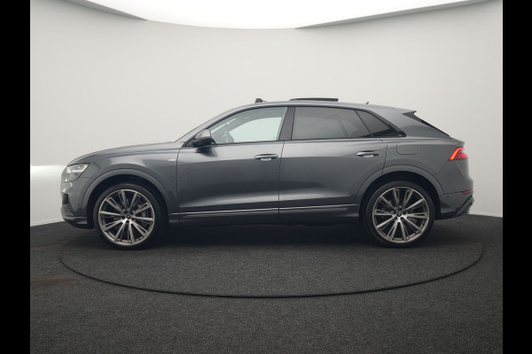 Audi Q8 55 TFSI e Quattro 2x S Line Black Optic PHEV 381pk Dealer O.H. | Trekhaak Af Fabriek | Luchtvering | Panodak | Bang & Olufsen Sound | Camera | Alcantara Sportstoelen Verwarmd | 23"L.M | Virtual | Navigatie | DAB | Plug In Hybrid |