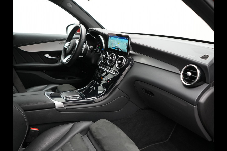 Mercedes-Benz GLC 300e 4MATIC Business Solution AMG PHEV 320pk Dealer O.H. | Camera | Alcantara Sportstoelen Verwarmd | Apple Carplay | Keyless | Navigatie | DAB | Cruise Control | Plug In Hybrid |