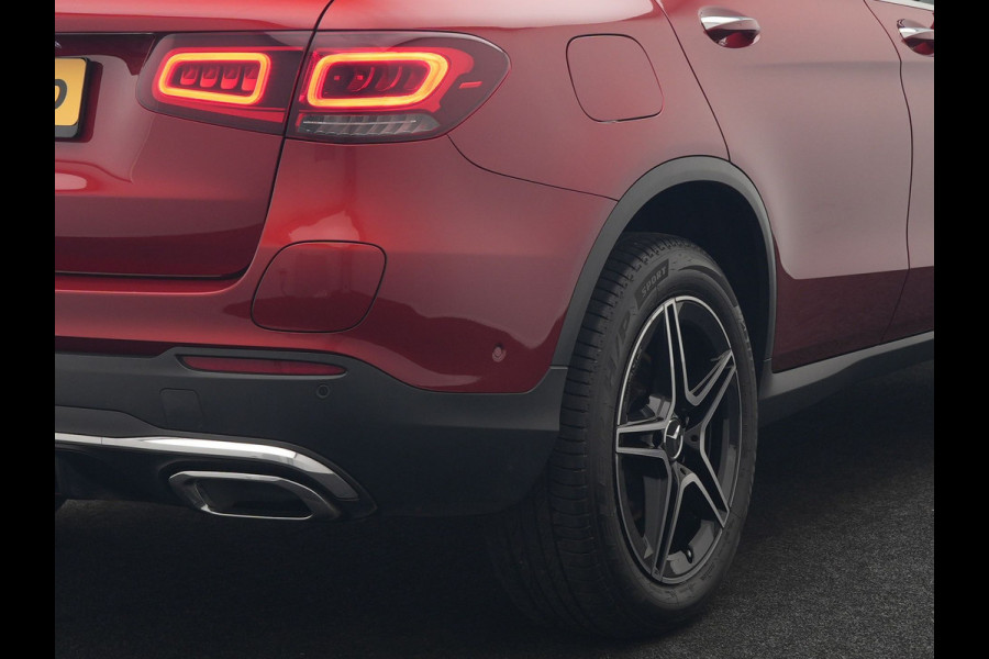 Mercedes-Benz GLC 300e 4MATIC Business Solution AMG PHEV 320pk Dealer O.H. | Camera | Alcantara Sportstoelen Verwarmd | Apple Carplay | Keyless | Navigatie | DAB | Cruise Control | Plug In Hybrid |