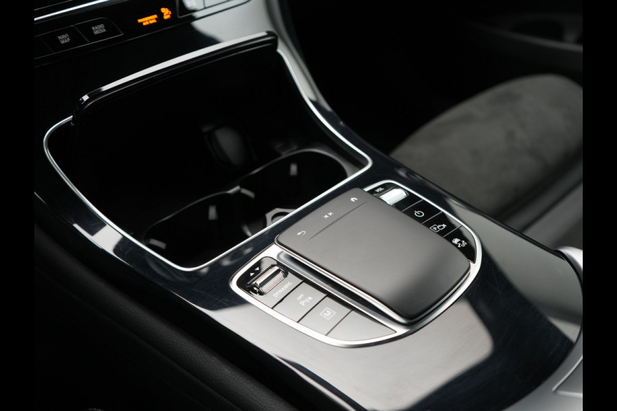 Mercedes-Benz GLC 300e 4MATIC Business Solution AMG PHEV 320pk Dealer O.H. | Camera | Alcantara Sportstoelen Verwarmd | Apple Carplay | Keyless | Navigatie | DAB | Cruise Control | Plug In Hybrid |