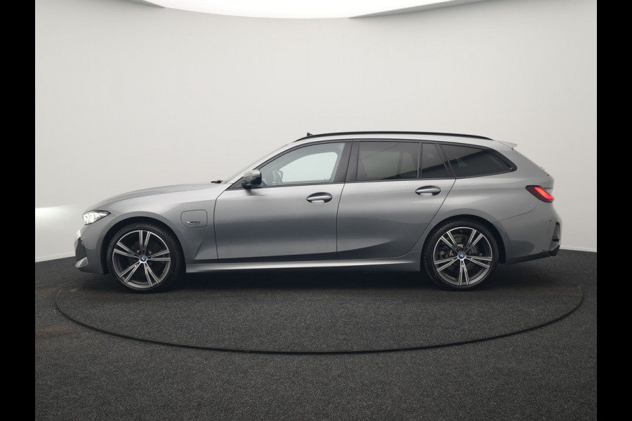 BMW 3 Serie Touring 330e M Sport FACELIFT PHEV 293pk Dealer O.H. | Trekhaak Af Fabriek | Panodak | Harman / Kardon | Sfeerverlichting | Sportstoelen Verwarmd | Widescreen Navi | Apple Carplay | Blis | DAB | Plug In Hybrid |