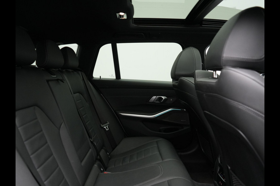BMW 3 Serie Touring 330e M Sport FACELIFT PHEV 293pk Dealer O.H. | Trekhaak Af Fabriek | Panodak | Harman / Kardon | Sfeerverlichting | Sportstoelen Verwarmd | Widescreen Navi | Apple Carplay | Blis | DAB | Plug In Hybrid |
