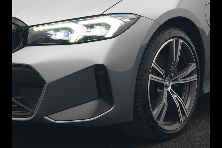 BMW 3 Serie Touring 330e M Sport FACELIFT PHEV 293pk Dealer O.H. | Trekhaak Af Fabriek | Panodak | Harman / Kardon | Sfeerverlichting | Sportstoelen Verwarmd | Widescreen Navi | Apple Carplay | Blis | DAB | Plug In Hybrid |