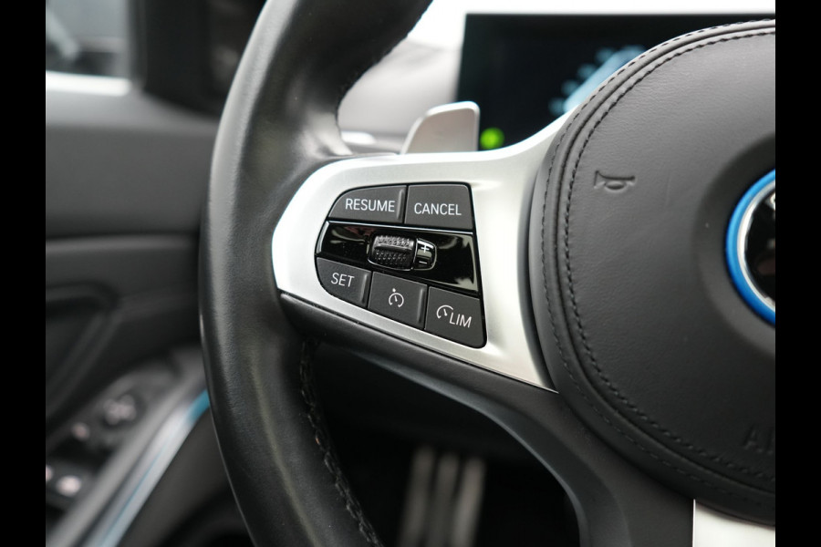BMW 3 Serie Touring 330e M Sport FACELIFT PHEV 293pk Dealer O.H. | Trekhaak Af Fabriek | Panodak | Harman / Kardon | Sfeerverlichting | Sportstoelen Verwarmd | Widescreen Navi | Apple Carplay | Blis | DAB | Plug In Hybrid |