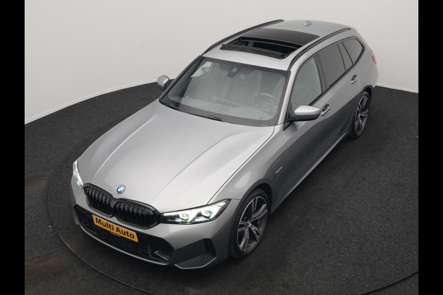 BMW 3 Serie Touring 330e M Sport FACELIFT PHEV 293pk Dealer O.H. | Trekhaak Af Fabriek | Panodak | Harman / Kardon | Sfeerverlichting | Sportstoelen Verwarmd | Widescreen Navi | Apple Carplay | Blis | DAB | Plug In Hybrid |