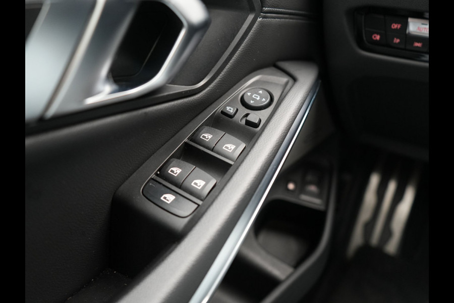 BMW 3 Serie Touring 330e M Sport FACELIFT PHEV 293pk Dealer O.H. | Trekhaak Af Fabriek | Panodak | Harman / Kardon | Sfeerverlichting | Sportstoelen Verwarmd | Widescreen Navi | Apple Carplay | Blis | DAB | Plug In Hybrid |