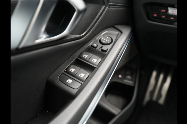 BMW 3 Serie Touring 330e M Sport FACELIFT PHEV 293pk Dealer O.H. | Trekhaak Af Fabriek | Panodak | Harman / Kardon | Sfeerverlichting | Sportstoelen Verwarmd | Widescreen Navi | Apple Carplay | Blis | DAB | Plug In Hybrid |