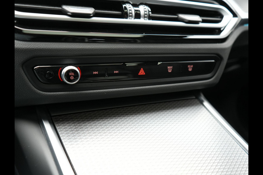 BMW 3 Serie Touring 330e M Sport FACELIFT PHEV 293pk Dealer O.H. | Trekhaak Af Fabriek | Panodak | Harman / Kardon | Sfeerverlichting | Sportstoelen Verwarmd | Widescreen Navi | Apple Carplay | Blis | DAB | Plug In Hybrid |