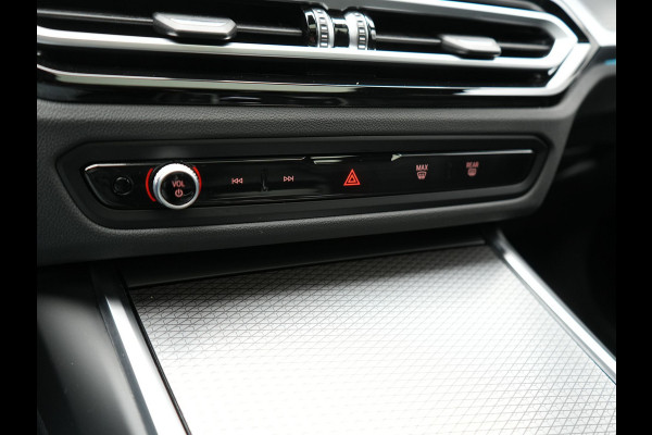 BMW 3 Serie Touring 330e M Sport FACELIFT PHEV 293pk Dealer O.H. | Trekhaak Af Fabriek | Panodak | Harman / Kardon | Sfeerverlichting | Sportstoelen Verwarmd | Widescreen Navi | Apple Carplay | Blis | DAB | Plug In Hybrid |