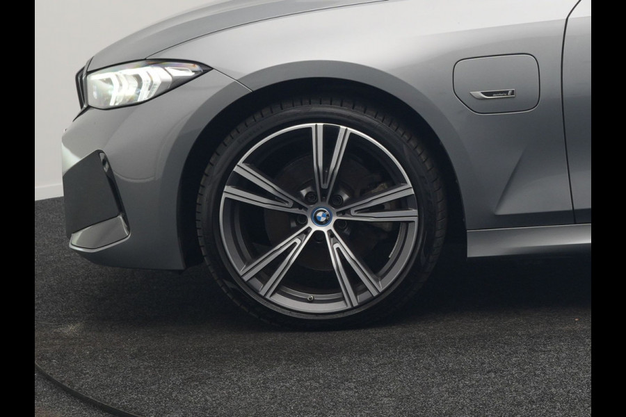 BMW 3 Serie Touring 330e M Sport FACELIFT PHEV 293pk Dealer O.H. | Trekhaak Af Fabriek | Panodak | Harman / Kardon | Sfeerverlichting | Sportstoelen Verwarmd | Widescreen Navi | Apple Carplay | Blis | DAB | Plug In Hybrid |