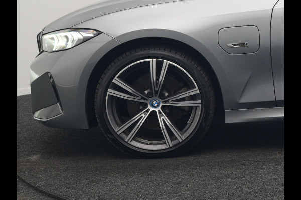 BMW 3 Serie Touring 330e M Sport FACELIFT PHEV 293pk Dealer O.H. | Trekhaak Af Fabriek | Panodak | Harman / Kardon | Sfeerverlichting | Sportstoelen Verwarmd | Widescreen Navi | Apple Carplay | Blis | DAB | Plug In Hybrid |