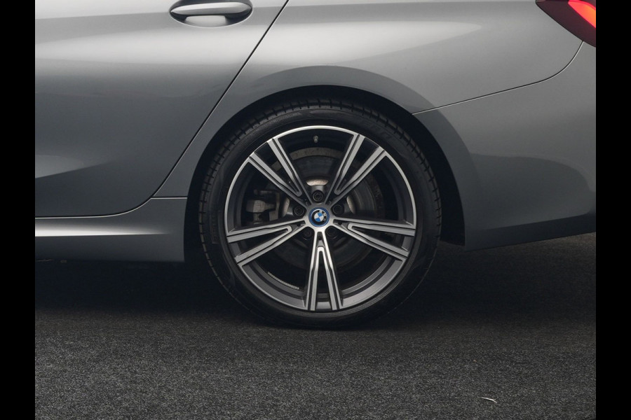 BMW 3 Serie Touring 330e M Sport FACELIFT PHEV 293pk Dealer O.H. | Trekhaak Af Fabriek | Panodak | Harman / Kardon | Sfeerverlichting | Sportstoelen Verwarmd | Widescreen Navi | Apple Carplay | Blis | DAB | Plug In Hybrid |