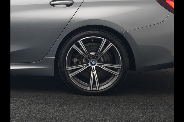 BMW 3 Serie Touring 330e M Sport FACELIFT PHEV 293pk Dealer O.H. | Trekhaak Af Fabriek | Panodak | Harman / Kardon | Sfeerverlichting | Sportstoelen Verwarmd | Widescreen Navi | Apple Carplay | Blis | DAB | Plug In Hybrid |