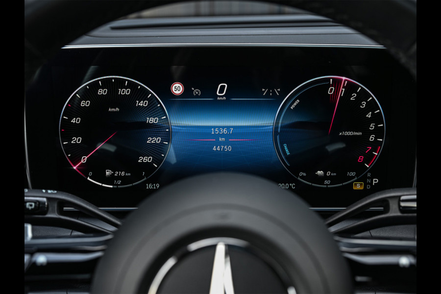 Mercedes-Benz GLC 300e 4MATIC AMG Line | Panoramadak | Burmester | Night pack | Head-up | 360 camera | Digital light | Keyless | Stoelverwarming | Ambiance interieur