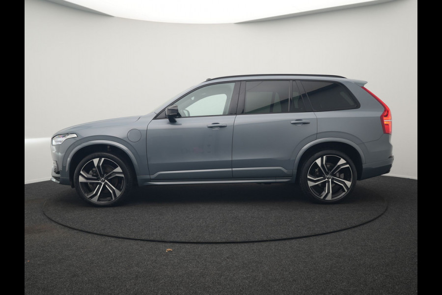 Volvo XC90 T8 Recharge AWD Plus Dark 7 Persoons LONG RANGE PHEV 455pk Dealer O.H. | Trekhaak Af Fabriek | Panodak | Adaptive Cruise | Camera | Harman / Kardon | Lederen Sportstoelen Memory & Verwarmd | Google Assistent | Stuur Verwarmd | Keyless | Blis | 22"L.M | Plug In H
