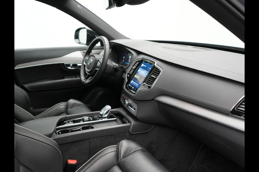 Volvo XC90 T8 Recharge AWD Plus Dark 7 Persoons LONG RANGE PHEV 455pk Dealer O.H. | Trekhaak Af Fabriek | Panodak | Adaptive Cruise | Camera | Harman / Kardon | Lederen Sportstoelen Memory & Verwarmd | Google Assistent | Stuur Verwarmd | Keyless | Blis | 22"L.M | Plug In H
