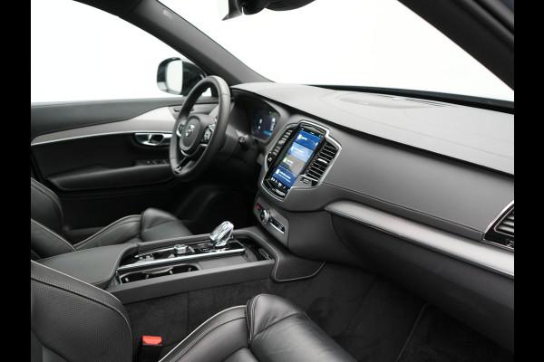 Volvo XC90 T8 Recharge AWD Plus Dark 7 Persoons LONG RANGE PHEV 455pk Dealer O.H. | Trekhaak Af Fabriek | Panodak | Adaptive Cruise | Camera | Harman / Kardon | Lederen Sportstoelen Memory & Verwarmd | Google Assistent | Stuur Verwarmd | Keyless | Blis | 22"L.M | Plug In H