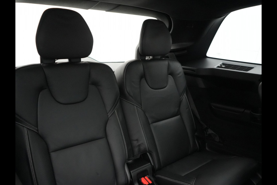 Volvo XC90 T8 Recharge AWD Plus Dark 7 Persoons LONG RANGE PHEV 455pk Dealer O.H. | Trekhaak Af Fabriek | Panodak | Adaptive Cruise | Camera | Harman / Kardon | Lederen Sportstoelen Memory & Verwarmd | Google Assistent | Stuur Verwarmd | Keyless | Blis | 22"L.M | Plug In H