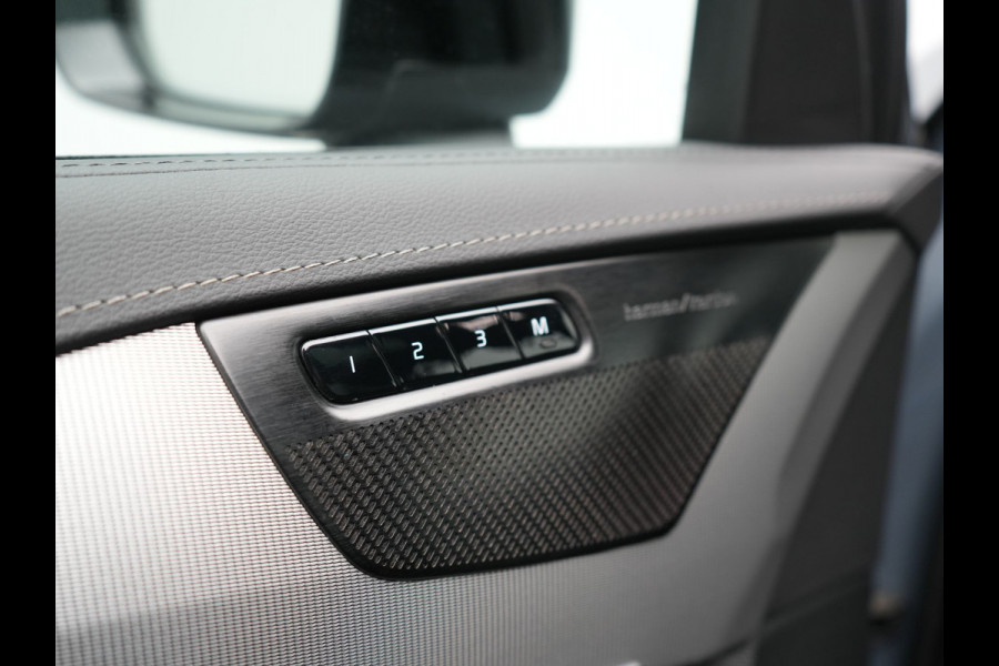 Volvo XC90 T8 Recharge AWD Plus Dark 7 Persoons LONG RANGE PHEV 455pk Dealer O.H. | Trekhaak Af Fabriek | Panodak | Adaptive Cruise | Camera | Harman / Kardon | Lederen Sportstoelen Memory & Verwarmd | Google Assistent | Stuur Verwarmd | Keyless | Blis | 22"L.M | Plug In H