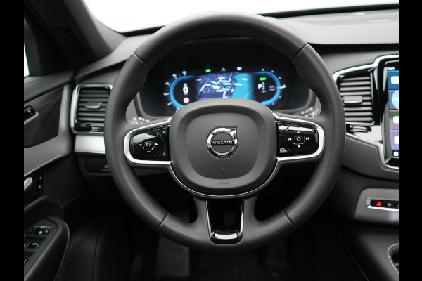 Volvo XC90 T8 Recharge AWD Plus Dark 7 Persoons LONG RANGE PHEV 455pk Dealer O.H. | Trekhaak Af Fabriek | Panodak | Adaptive Cruise | Camera | Harman / Kardon | Lederen Sportstoelen Memory & Verwarmd | Google Assistent | Stuur Verwarmd | Keyless | Blis | 22"L.M | Plug In H