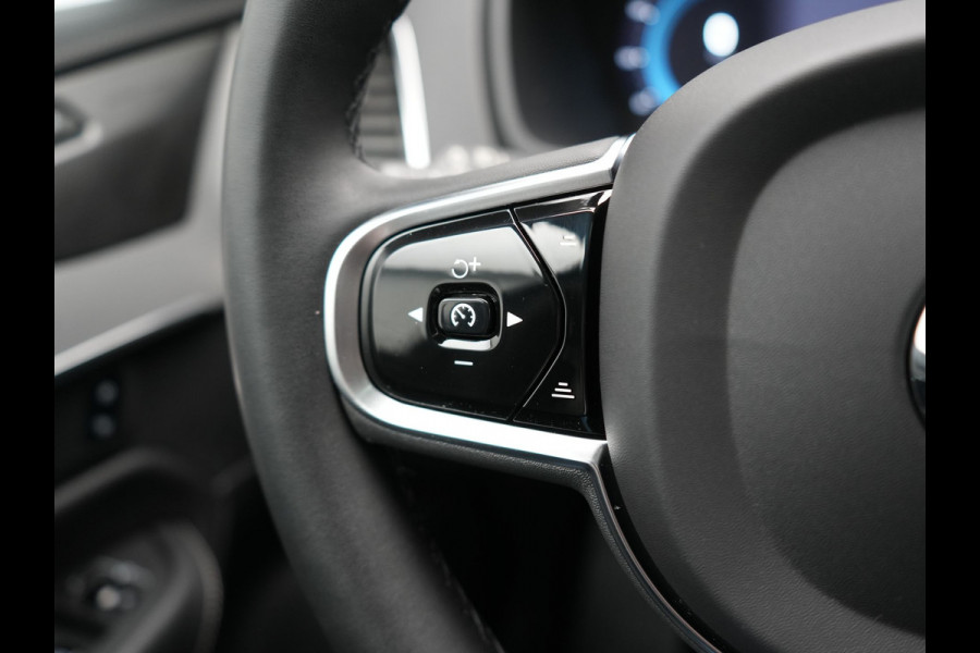 Volvo XC90 T8 Recharge AWD Plus Dark 7 Persoons LONG RANGE PHEV 455pk Dealer O.H. | Trekhaak Af Fabriek | Panodak | Adaptive Cruise | Camera | Harman / Kardon | Lederen Sportstoelen Memory & Verwarmd | Google Assistent | Stuur Verwarmd | Keyless | Blis | 22"L.M | Plug In H