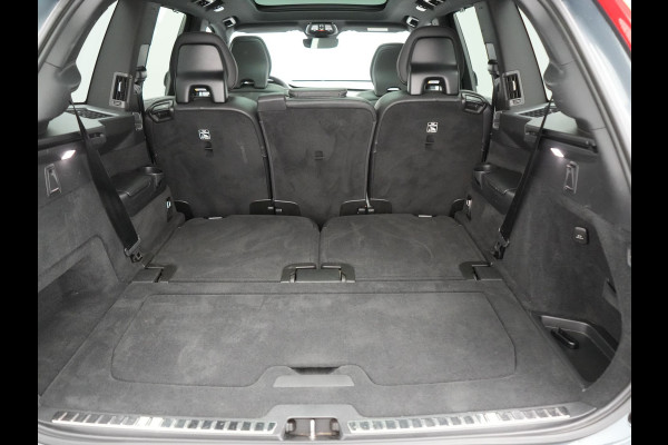 Volvo XC90 T8 Recharge AWD Plus Dark 7 Persoons LONG RANGE PHEV 455pk Dealer O.H. | Trekhaak Af Fabriek | Panodak | Adaptive Cruise | Camera | Harman / Kardon | Lederen Sportstoelen Memory & Verwarmd | Google Assistent | Stuur Verwarmd | Keyless | Blis | 22"L.M | Plug In H