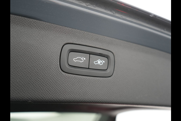Volvo XC90 T8 Recharge AWD Plus Dark 7 Persoons LONG RANGE PHEV 455pk Dealer O.H. | Trekhaak Af Fabriek | Panodak | Adaptive Cruise | Camera | Harman / Kardon | Lederen Sportstoelen Memory & Verwarmd | Google Assistent | Stuur Verwarmd | Keyless | Blis | 22"L.M | Plug In H