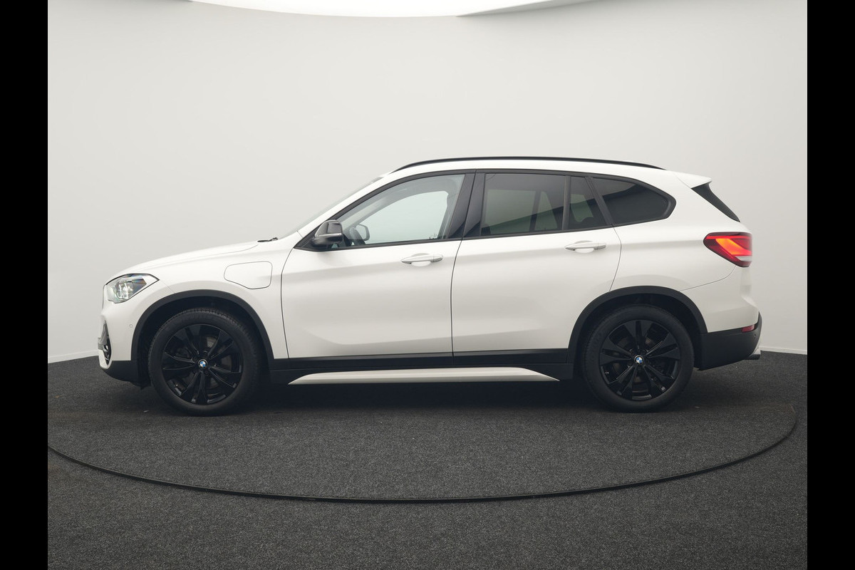 BMW X1 xDrive25e Sportline PHEV 221pk Dealer O.H. | Trekhaak Afn. | Camera | Sportstoelen Memory & Verwarmd | Keyless | Sfeerverlichting | Adaptive LED | Cruise Control | Navigatie | DAB |  Plug In Hybrid