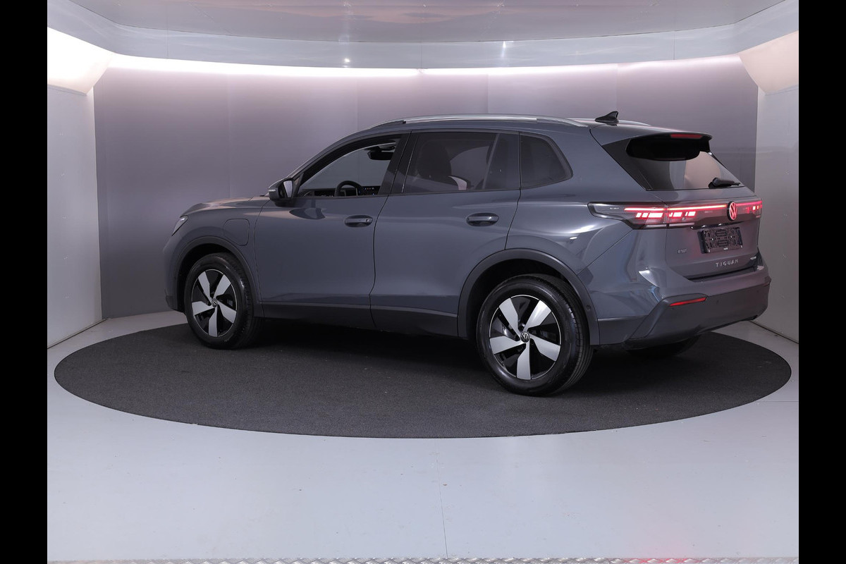 Volkswagen Tiguan 1.5 eHybrid Life Edition 204 pk Automaat (DSG) | Verlengde garantie | Navigatie | Parkeersensoren (Park assist) | Achteruitrijcamera | Stoelverwarming |