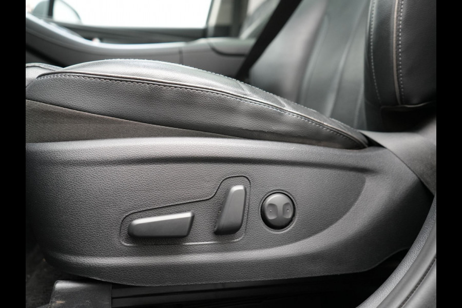 Hyundai Santa Fe 1.6 T-GDI Comfort Smart Sky PHEV 266pk Dealer O.H. | Trekhaak Afn. | Panodak | Adaptive Cruise | Camera | Krell Audio | Lederen Sportstoelen Verwarmd | Apple Carplay | Keyless | Blis | Stuur Verwarmd | Navigatie | DAB | Plug In Hybrid