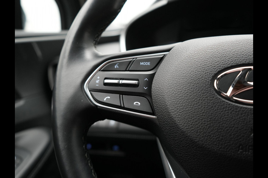Hyundai Santa Fe 1.6 T-GDI Comfort Smart Sky PHEV 266pk Dealer O.H. | Trekhaak Afn. | Panodak | Adaptive Cruise | Camera | Krell Audio | Lederen Sportstoelen Verwarmd | Apple Carplay | Keyless | Blis | Stuur Verwarmd | Navigatie | DAB | Plug In Hybrid
